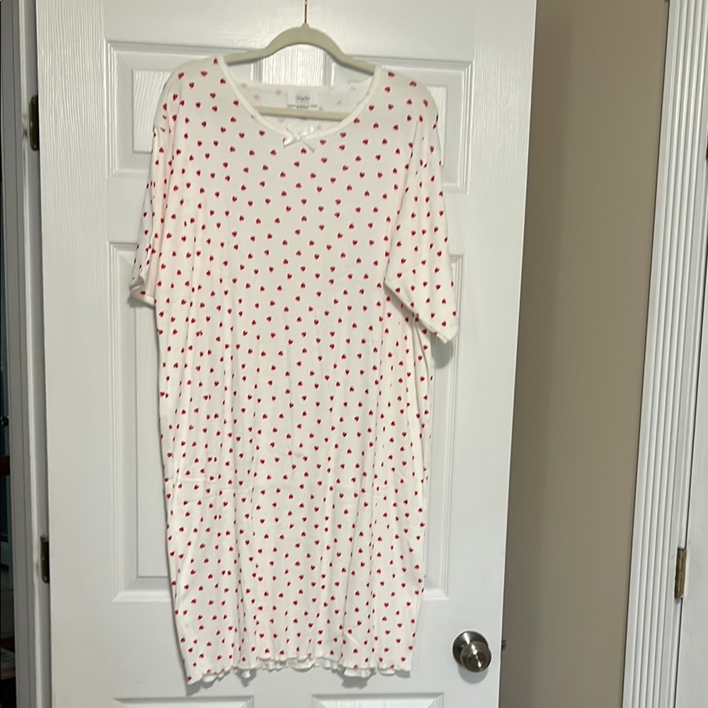 Vanity Fair White nightgown with red heart Accents